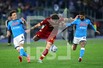 2021-10-24 - Nicolo' Zaniolo of Roma (C) vies for the ball with Mario Rui (L) and Lorenzo Insigne (R) of Napoli during the Italian championship Serie A football match between AS Roma and SSC Napoli on October 24, 2021 at Stadio Olimpico in Rome, Italy - AS ROMA VS SSC NAPOLI - ITALIAN SERIE A - SOCCER