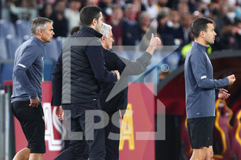 2021-10-24 - Jose' Mourinho head coach of Roma leaves the pitch after sending off by Davide Massa referee during the Italian championship Serie A football match between AS Roma and SSC Napoli on October 24, 2021 at Stadio Olimpico in Rome, Italy - AS ROMA VS SSC NAPOLI - ITALIAN SERIE A - SOCCER