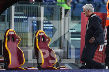 2021-10-24 - Jose' Mourinho head coach of Roma leaves the pitch after receiving a red card during the Italian championship Serie A football match between AS Roma and SSC Napoli on October 24, 2021 at Stadio Olimpico in Rome, Italy - AS ROMA VS SSC NAPOLI - ITALIAN SERIE A - SOCCER