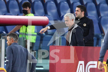 2021-10-24 - Jose' Mourinho head coach of Roma leaves the pitch after sending off by Davide Massa referee during the Italian championship Serie A football match between AS Roma and SSC Napoli on October 24, 2021 at Stadio Olimpico in Rome, Italy - AS ROMA VS SSC NAPOLI - ITALIAN SERIE A - SOCCER
