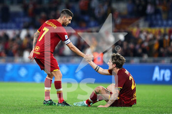 2021-10-24 - Lorenzo Pellegrini of Roma (L) helps Nicolo' Zaniolo (R) during the Italian championship Serie A football match between AS Roma and SSC Napoli on October 24, 2021 at Stadio Olimpico in Rome, Italy - AS ROMA VS SSC NAPOLI - ITALIAN SERIE A - SOCCER