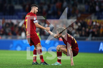 2021-10-24 - Lorenzo Pellegrini of Roma (L) helps Nicolo' Zaniolo (R) to stand up at the end of the Italian championship Serie A football match between AS Roma and SSC Napoli on October 24, 2021 at Stadio Olimpico in Rome, Italy - AS ROMA VS SSC NAPOLI - ITALIAN SERIE A - SOCCER