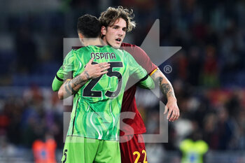 2021-10-24 - Nicolo' Zaniolo of Roma (R) and David Ospina goalkeeper of Napoli (L) greet each other at the end of the Italian championship Serie A football match between AS Roma and SSC Napoli on October 24, 2021 at Stadio Olimpico in Rome, Italy - AS ROMA VS SSC NAPOLI - ITALIAN SERIE A - SOCCER
