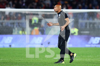 2021-10-24 - The referee Davide Massa shows red card to Luciano Spalletti head coach of Napoli, who reacts at the end of the Italian championship Serie A football match between AS Roma and SSC Napoli on October 24, 2021 at Stadio Olimpico in Rome, Italy - AS ROMA VS SSC NAPOLI - ITALIAN SERIE A - SOCCER