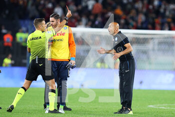 2021-10-24 - The referee Davide Massa shows red card to Luciano Spalletti head coach of Napoli at the end of the Italian championship Serie A football match between AS Roma and SSC Napoli on October 24, 2021 at Stadio Olimpico in Rome, Italy - AS ROMA VS SSC NAPOLI - ITALIAN SERIE A - SOCCER
