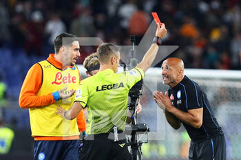 2021-10-24 - The referee Davide Massa shows red card to Luciano Spalletti head coach of Napoli at the end of the Italian championship Serie A football match between AS Roma and SSC Napoli on October 24, 2021 at Stadio Olimpico in Rome, Italy - AS ROMA VS SSC NAPOLI - ITALIAN SERIE A - SOCCER