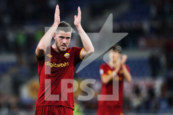 2021-10-24 - Jordan Veretout of Roma greets his supporters at the end of the Italian championship Serie A football match between AS Roma and SSC Napoli on October 24, 2021 at Stadio Olimpico in Rome, Italy - AS ROMA VS SSC NAPOLI - ITALIAN SERIE A - SOCCER
