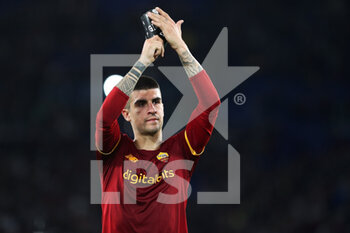 2021-10-24 - Gianluca Mancini of Roma greets his supporters at the end of the Italian championship Serie A football match between AS Roma and SSC Napoli on October 24, 2021 at Stadio Olimpico in Rome, Italy - AS ROMA VS SSC NAPOLI - ITALIAN SERIE A - SOCCER
