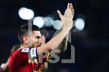 2021-10-24 - Lorenzo Pellegrini of Roma greets his supporters at the end of the Italian championship Serie A football match between AS Roma and SSC Napoli on October 24, 2021 at Stadio Olimpico in Rome, Italy - AS ROMA VS SSC NAPOLI - ITALIAN SERIE A - SOCCER