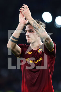 2021-10-24 - Nicolo' Zaniolo of Roma greets his supporters at the end of the Italian championship Serie A football match between AS Roma and SSC Napoli on October 24, 2021 at Stadio Olimpico in Rome, Italy - AS ROMA VS SSC NAPOLI - ITALIAN SERIE A - SOCCER