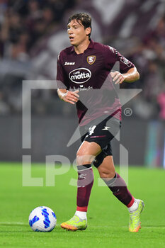 2021-10-31 - Salernitana's midfielder Francesco Di Tacchio in action  - US SALERNITANA VS SSC NAPOLI - ITALIAN SERIE A - SOCCER