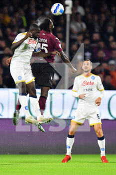 2021-10-31 - Napoli's defender Kalidou Koulibaly jump for the ball with Salernitana's forward Cedric Gondo  - US SALERNITANA VS SSC NAPOLI - ITALIAN SERIE A - SOCCER