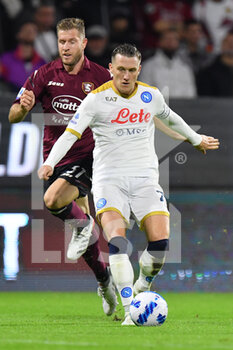 2021-10-31 - Napoli's midfielder Piotr Zielinski in action against Salernitana's defender Riccardo Gagliolo  - US SALERNITANA VS SSC NAPOLI - ITALIAN SERIE A - SOCCER