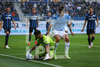 2021-10-30 - Juan Musso (Atalanta Bergamasca Calcio) protegge l’uscita del pallone dal campo dall’attacco di Francesco Acerbi (S.S. Lazio) - ATALANTA BC VS SS LAZIO - ITALIAN SERIE A - SOCCER