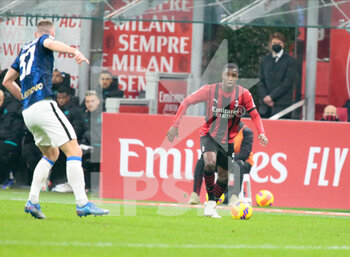 2021-11-07 - Fode Ballo-Toure (Ac Milan) during the Italian championship Serie A football match between AC Milan and FC Internazionale on November 7, 2021 at San Siro stadium in Milan, Italy - AC MILAN VS INTER - FC INTERNAZIONALE - ITALIAN SERIE A - SOCCER