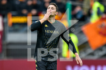 2021-11-07 - Venezia’s Mattia Caldara celebrates after scoring a goal - VENEZIA FC VS AS ROMA - ITALIAN SERIE A - SOCCER
