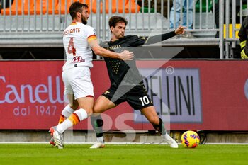 2021-11-07 - Venezia’s Mattia Aramu and Roma's Bryan Cristante - VENEZIA FC VS AS ROMA - ITALIAN SERIE A - SOCCER