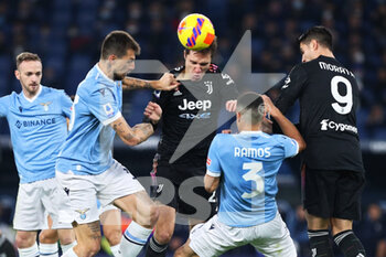 2021-11-20 - Federico Chiesa of Juventus (C) goes for a header under pressure from Francesco Acerbi of Lazio (2L) during the Italian championship Serie A football match between SS Lazio and Juventus FC on November 20, 2021 at Stadio Olimpico in Rome, Italy - SS LAZIO VS JUVENTUS FC - ITALIAN SERIE A - SOCCER