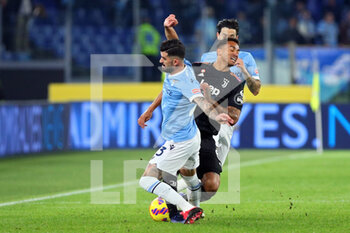 2021-11-20 - Elseid Hysaj of Lazio (L) thwarts Danilo of Juventus (R) during the Italian championship Serie A football match between SS Lazio and Juventus FC on November 20, 2021 at Stadio Olimpico in Rome, Italy - SS LAZIO VS JUVENTUS FC - ITALIAN SERIE A - SOCCER