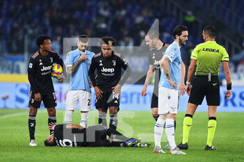 2021-11-20 - Danilo of Juventus lies injured after colliding with Helseid Hysaj of Lazio during the Italian championship Serie A football match between SS Lazio and Juventus FC on November 20, 2021 at Stadio Olimpico in Rome, Italy - SS LAZIO VS JUVENTUS FC - ITALIAN SERIE A - SOCCER