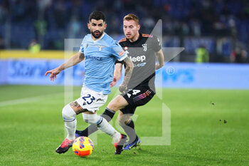 2021-11-20 - Elseid Hysaj of Lazio (L) vies for the ball with Dejan Kulusevski of Juventus (R)during the Italian championship Serie A football match between SS Lazio and Juventus FC on November 20, 2021 at Stadio Olimpico in Rome, Italy - SS LAZIO VS JUVENTUS FC - ITALIAN SERIE A - SOCCER