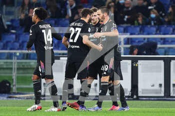 2021-11-20 - Leonardo Bonucci of Juventus celebrates with his teammates after scoring 0-1 goal by penalty during the Italian championship Serie A football match between SS Lazio and Juventus FC on November 20, 2021 at Stadio Olimpico in Rome, Italy - SS LAZIO VS JUVENTUS FC - ITALIAN SERIE A - SOCCER