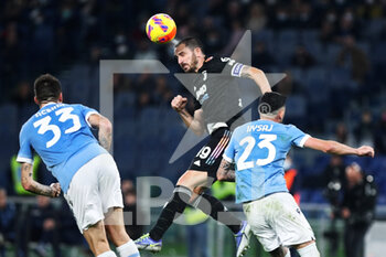 2021-11-20 - Leonardo Bonucci of Juventus (C) goes for a header during the Italian championship Serie A football match between SS Lazio and Juventus FC on November 20, 2021 at Stadio Olimpico in Rome, Italy - SS LAZIO VS JUVENTUS FC - ITALIAN SERIE A - SOCCER
