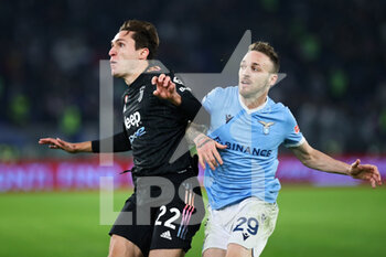 2021-11-20 - Federico Chiesa of Juventus (L) fights for the ball with Manuel Lazzari of Lazio (R) during the Italian championship Serie A football match between SS Lazio and Juventus FC on November 20, 2021 at Stadio Olimpico in Rome, Italy - SS LAZIO VS JUVENTUS FC - ITALIAN SERIE A - SOCCER