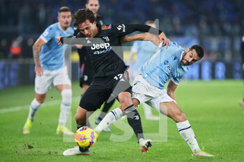 2021-11-20 - Luca Pellegrini of Juventus (L) vies for the ball with Pedro Rodriguez of Lazio (R) during the Italian championship Serie A football match between SS Lazio and Juventus FC on November 20, 2021 at Stadio Olimpico in Rome, Italy - SS LAZIO VS JUVENTUS FC - ITALIAN SERIE A - SOCCER