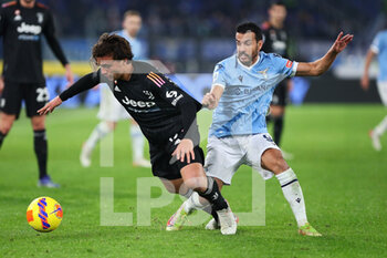 2021-11-20 - Pedro Rodriguez of Lazio (R) fights for the ball with Luca Pellegrini of Juventus (L) during the Italian championship Serie A football match between SS Lazio and Juventus FC on November 20, 2021 at Stadio Olimpico in Rome, Italy - SS LAZIO VS JUVENTUS FC - ITALIAN SERIE A - SOCCER