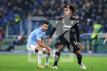2021-11-20 - Pedro Rodriguez (L) of Lazio and Weston Mckennie (R) of Juventus during the Italian championship Serie A football match between SS Lazio and Juventus FC on November 20, 2021 at Stadio Olimpico in Rome, Italy - SS LAZIO VS JUVENTUS FC - ITALIAN SERIE A - SOCCER