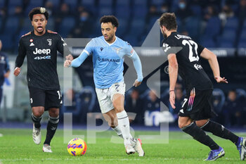 2021-11-20 - Felipe Anderson of Lazio (C) vies for the ball with Weston Mckennie (L) and Manuel Locatelli (R) of Juventus during the Italian championship Serie A football match between SS Lazio and Juventus FC on November 20, 2021 at Stadio Olimpico in Rome, Italy - SS LAZIO VS JUVENTUS FC - ITALIAN SERIE A - SOCCER