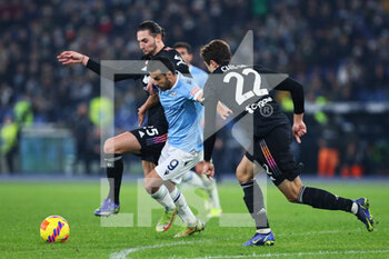2021-11-20 - Pedro Rodriguez of Lazio (C) vies for the ball with Adrien Rabiot (L) and Federico Chiesa (R) of Juventus during the Italian championship Serie A football match between SS Lazio and Juventus FC on November 20, 2021 at Stadio Olimpico in Rome, Italy - SS LAZIO VS JUVENTUS FC - ITALIAN SERIE A - SOCCER