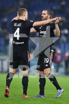 2021-11-20 - Leonardo Bonucci of Juventus (R) celebrates with Matthijs De Ligt (L) at the end of the Italian championship Serie A football match between SS Lazio and Juventus FC on November 20, 2021 at Stadio Olimpico in Rome, Italy - SS LAZIO VS JUVENTUS FC - ITALIAN SERIE A - SOCCER
