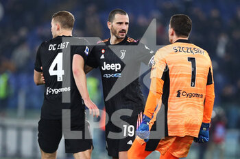 2021-11-20 - Leonardo Bonucci of Juventus (C) celebrates with Matthijs De Ligt (L) and Wojciech Szczesny (R) at the end of the Italian championship Serie A football match between SS Lazio and Juventus FC on November 20, 2021 at Stadio Olimpico in Rome, Italy - SS LAZIO VS JUVENTUS FC - ITALIAN SERIE A - SOCCER
