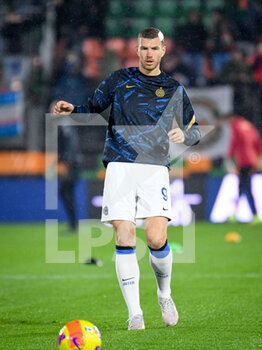 2021-11-27 - Inter's Edin Dzeko portrait in action during warm up - VENEZIA FC VS INTER FC - ITALIAN SERIE A - SOCCER