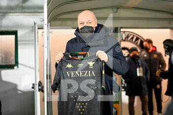 2021-11-27 - Giuseppe Marotta with the official Venezia play shirt - VENEZIA FC VS INTER FC - ITALIAN SERIE A - SOCCER