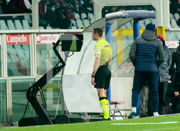 2021-12-02 - Refree Mr Colombo consulting the VAR during the Italian championship Serie A football match between Torino FC and Empoli FC on December 2, 2021 at Stadio Olimpico Grande Torino in Turin, Italy - TORINO FC VS EMPOLI FC - ITALIAN SERIE A - SOCCER