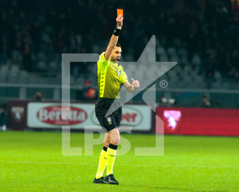 2021-12-02 - Refree Mr Colombo showing a red card to Wilfried Singo (Torino Fc) during the Italian championship Serie A football match between Torino FC and Empoli FC on December 2, 2021 at Stadio Olimpico Grande Torino in Turin, Italy - TORINO FC VS EMPOLI FC - ITALIAN SERIE A - SOCCER