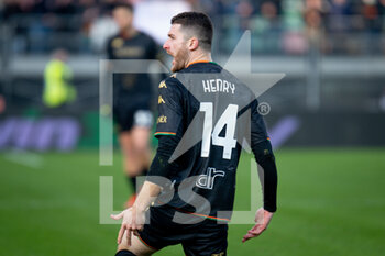 2021-12-05 - Venezia's Thomas Henry - VENEZIA FC VS HELLAS VERONA FC - ITALIAN SERIE A - SOCCER