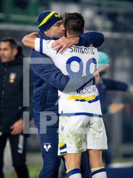 2021-12-05 - Verona's Head Coach Igor Tudor hugs Verona's Giovanni Simeoni - VENEZIA FC VS HELLAS VERONA FC - ITALIAN SERIE A - SOCCER