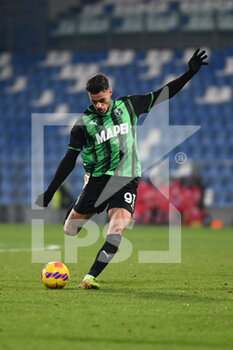 2021-12-22 - Gianluca Scamacca (Sassuolo) shooting on goal - US SASSUOLO VS BOLOGNA FC - ITALIAN SERIE A - SOCCER