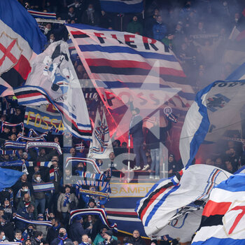 2021-12-19 - Tifosi dell’UC Sampdoria sventolano bandiere e accendono fumogeni - UC SAMPDORIA VS VENEZIA FC - ITALIAN SERIE A - SOCCER