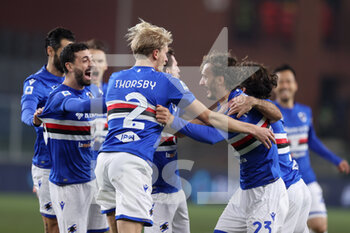 2021-12-19 - Manolo Gabbiadini (UC Sampdoria) esulta con i compagni dopo aver segnato il primo gol della partita - UC SAMPDORIA VS VENEZIA FC - ITALIAN SERIE A - SOCCER