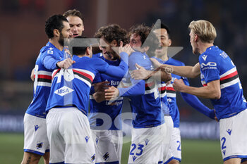 2021-12-19 - Manolo Gabbiadini (UC Sampdoria) esulta con i compagni dopo aver segnato il primo gol della partita - UC SAMPDORIA VS VENEZIA FC - ITALIAN SERIE A - SOCCER