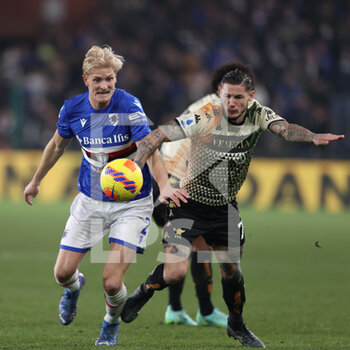 2021-12-19 - Pasquale Mazzocchi (Venezia FC) e Morten Thorsby (UC Sampdoria) lottano per il possesso palla - UC SAMPDORIA VS VENEZIA FC - ITALIAN SERIE A - SOCCER