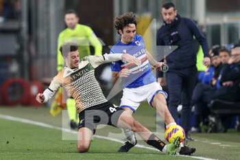 2021-12-19 - Ethan Ampadu (Venezia FC) entra in scivolata su Tommaso Augello (UC Sampdoria) - UC SAMPDORIA VS VENEZIA FC - ITALIAN SERIE A - SOCCER