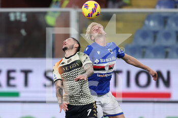 2021-12-19 - Pasquale Mazzocchi (Venezia FC) e Morten Thorsby (UC Sampdoria) lottano per il pallone - UC SAMPDORIA VS VENEZIA FC - ITALIAN SERIE A - SOCCER