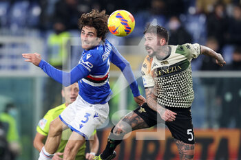 2021-12-19 - Tommaso Augello (UC Sampdoria) e Antonio Junior Vacca (Venezia FC) lottano di testa per il pallone - UC SAMPDORIA VS VENEZIA FC - ITALIAN SERIE A - SOCCER