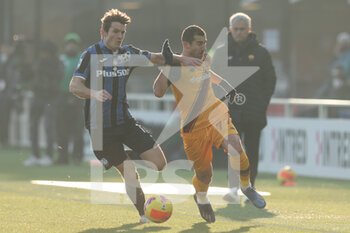2021-12-18 - Henrikh Mkhitaryan (AS Roma) is challenged by Marten De Roon (Atalanta Bergamasca Calcio) - ATALANTA BC VS AS ROMA - ITALIAN SERIE A - SOCCER